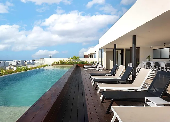 Rooftop Pool & Stylish Retreat In