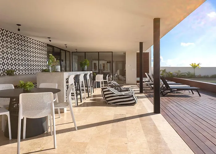 Rooftop Pool & Stylish Retreat In Apartment