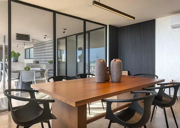 Rooftop Pool & Stylish Retreat In Apartment *