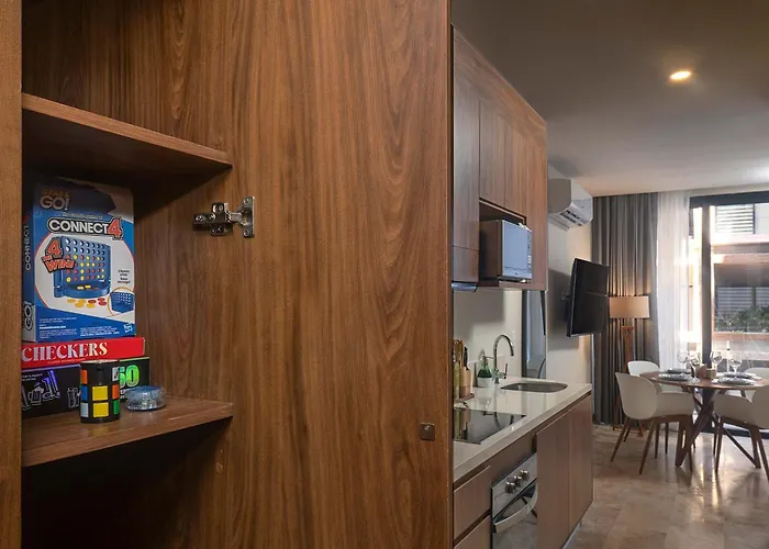 Apartment Rooftop Pool & Stylish Retreat In *